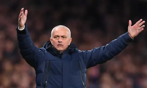 Mourinho 'khóc lóc': "Hàng tuyển của họ ngồi dự bị, 'hàng' của tôi phải vào bệnh viện rồi"