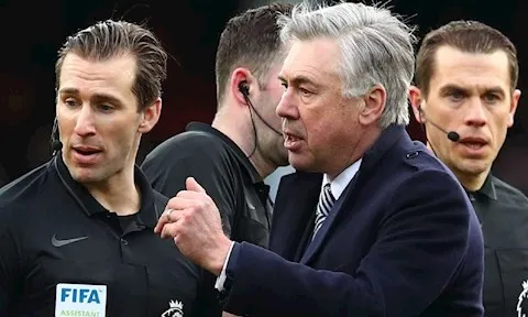 Nhận thẻ đỏ vì VAR, Ancelotti "cáo già" nhận lỗi