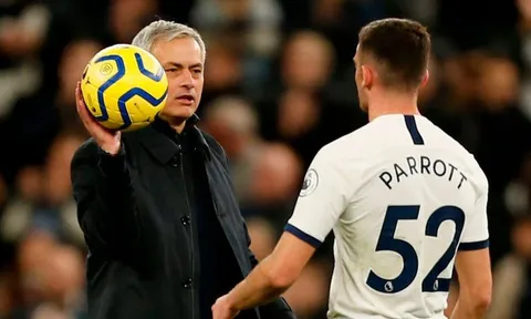 Mourinho chửi thẳng CĐV Tottenham: "Họ thì biết cái gì"