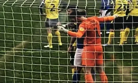 Sao trẻ Man Utd có thể bị cấm thi đấu vì... cắn người