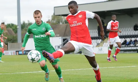 "Đến giờ Arsenal vẫn chưa ký hợp đồng với tiền đạo nào là vì cậu ấy"