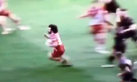 Không đá bóng, Salah "quậy nát" sân Rugby