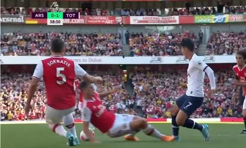 Emery nói gì về pha tắc bóng ngớ ngẩn của Xhaka với Son?
