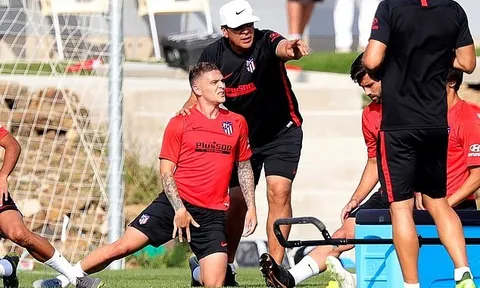 Kieran Trippier bị "đánh hội đồng" ngay ở buổi tập đầu tiên cùng Atletico