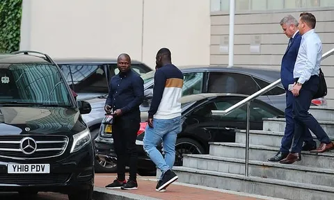 Hoàn tất! Đoàn tùy tùng dẫn Wan-Bissaka đến khách sạn Lowry kiểm tra y tế
