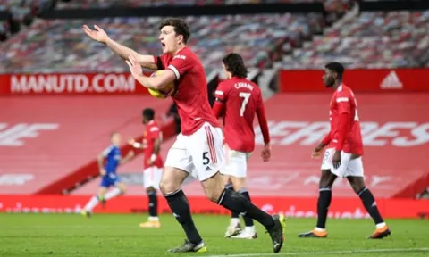 4 sắc thái của Man Utd sau bàn thua phút 90+5: Lindelof, Maguire "cầu cứu" trọng tài