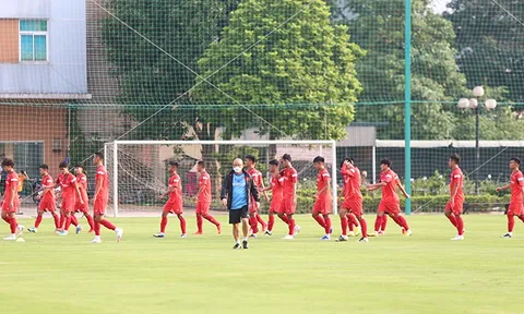 Thầy Park đăm chiêu, xuống sân tập U22 Việt Nam để "nắn" chân các học trò