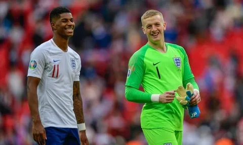 Mới đá 45 phút, 'đầu tàu' của Man Utd đã bị chê bai tơi tả