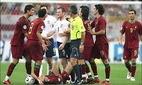 Toàn bộ sự thật vụ việc Ronaldo 'chơi xỏ' Rooney tại World Cup 2006