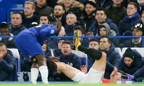 Roy Keane: "Chính điều đó đã giúp Maguire thoát thẻ đỏ"