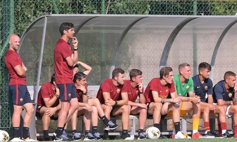 Man Utd chi đậm vì "Gã đầu đá", Jamie Carragher nói lời thật lòng