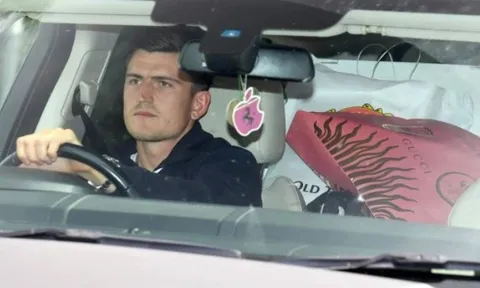 'Bom tấn' Man Utd 80 triệu bảng rời Carrington, không quên mang theo quà