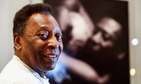 Pele 79 tuổi ốm yếu, không thể tự đi bộ