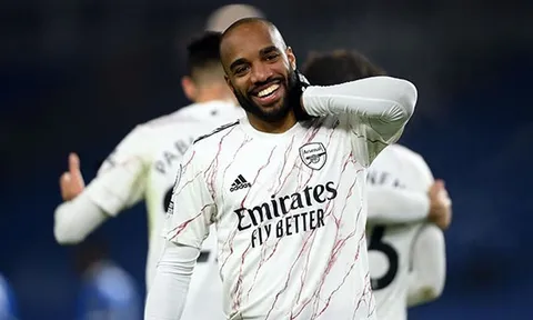 Lacazette: "Vị trí tôi chơi không phải số 10 cũng chẳng phải số 9 ..."