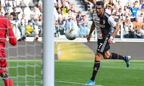 'Messi sẽ chẳng thể làm được như vậy giống Ronaldo'