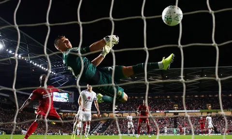 Thủ môn MK Dons gợi lại nỗi ám ảnh kinh hoàng của Liverpool