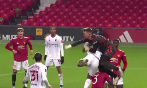 SỐC! Hai sao Man United va chạm kinh hoàng trên sân