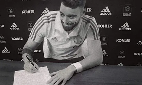 NHM Việt Nam "sôi sục" vì tấm ảnh bom tấn 70 triệu ký hợp đồng với Man Utd