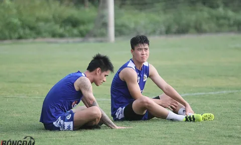 Tân binh của Hà Nội FC thư thái trong buổi tập trước trận đấu với Nam Định