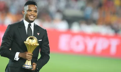 Huyền thoại Cameroon ăn mặc bảnh bao "dâng" cúp vô địch CAN cho Riyad Mahrez