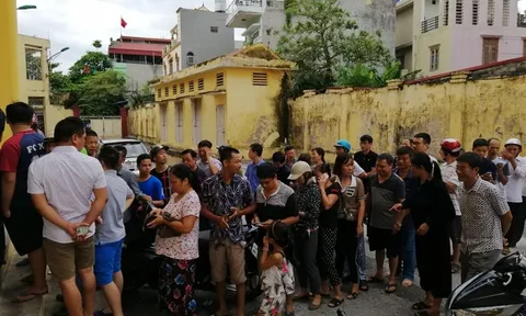 CĐV Nam Định xếp hàng mua vé vào sân "tiếp lửa" cho các cầu thủ ở trận đấu với HAGL