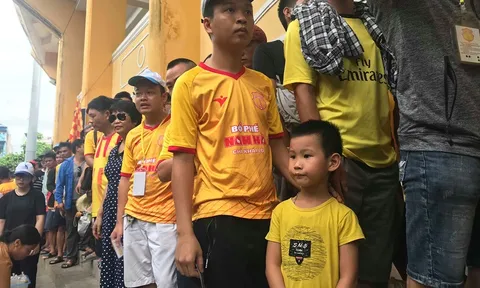 Dòng người xếp hàng vào sân Thiên Trường tiếp lửa cho Nam Định