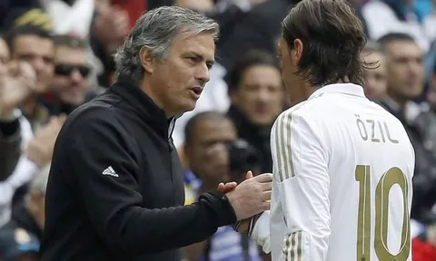 'Này Ozil, cậu là 1 tên hèn, sao cậu không khóc đi?'