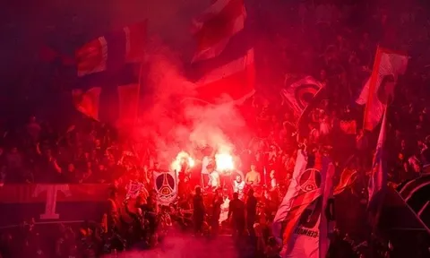Kền kền thua tan nát, CĐV PSG nhuộm đỏ khán đài bằng pháo sáng