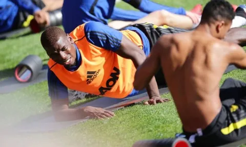 Pogba nhăn nhó, lạc lõng nhìn đồng đội Man Utd tập luyện điên cuồng