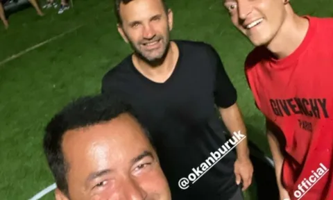 Trở lại Thổ Nhĩ Kỳ, Ozil gặp mặt và selfie cùng 2 'nhân vật lớn'