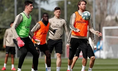 Griezmann nằm sân sau pha vào bóng nguy hiểm của Jorginho