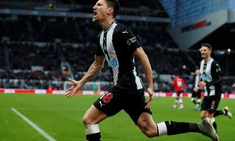 7 pha tắc bóng, 9 lần thu hồi bóng, Liverpool đã bị hủy diệt bởi "siêu trung vệ"