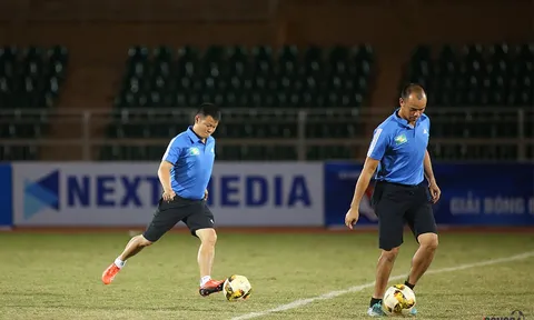 Văn Quyến làm xiếc với trái bóng, truyền cảm hứng cho học trò U15 SLNA