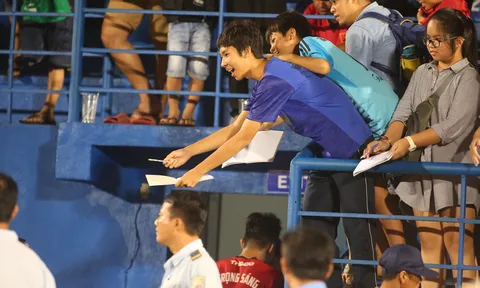HAGL thua trận, Tuấn Anh lặng lẽ cúi đầu chào fan