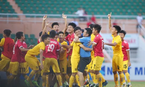 "Cậu bé vàng" Văn Quyến vỡ òa cảm xúc cùng U15 SLNA lên ngôi vô địch