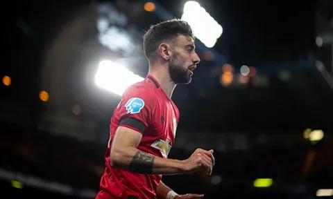 Đá 2 trận, Fernandes đã cân bằng thành tích của Ozil