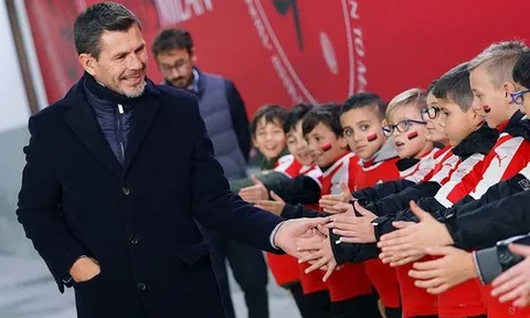 CHÍNH THỨC: Phản đối kế hoạch “Ferguson 2.0”, huyền thoại AC Milan bị sa thải