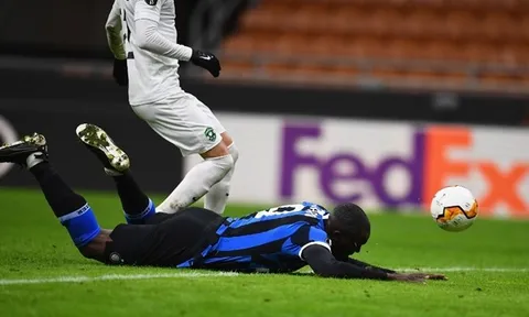 “Lukaku quá may mắn trong bàn thắng ấy”