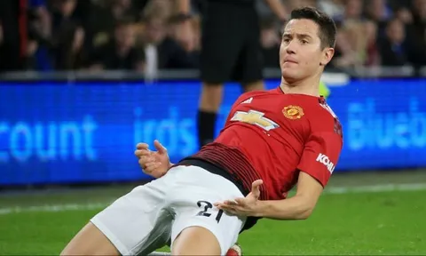 Va chạm kinh hoàng với cột dọc, "trò cưng" Lampard đau đớn lăn lộn trên sân