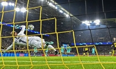 NÓNG! Người nhện Barca tiết lộ bí quyết đánh bại Marco Reus trên chấm phạt đền