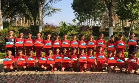 Văn Toàn bất ngờ tặng 30 phần quà ý nghĩa cho Khoá 5 HAGL JMG