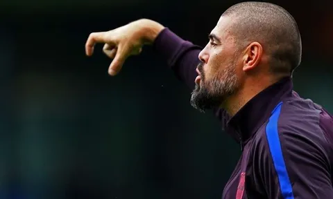 Dở thói "côn đồ" trong lần đầu làm HLV, huyền thoại Barca khiến học trò sửng sốt