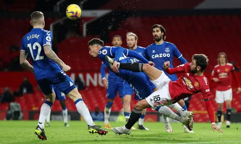 Nảy lửa OTF, Liverpool thảm bại và những hình ảnh ấn tượng nhất