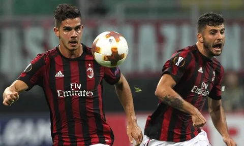 AC Milan gặp khó trong việc tìm người đá cặp với “vua dội bom” Serie A