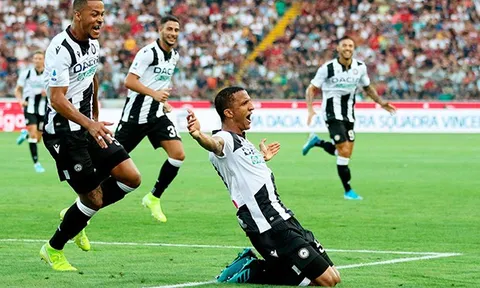 VAR ngoảnh mặt, AC Milan thua sốc ngày ra quân