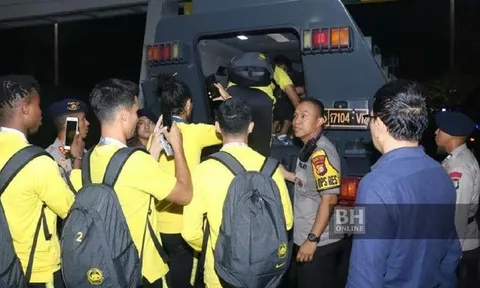 CĐV Indonesia quá khích, tuyển thủ Malaysia phải rời sân bằng xe bọc thép