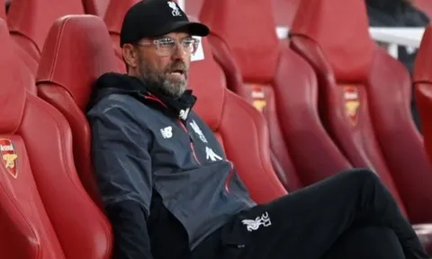 Alisson mắc sai lầm, Klopp phản ứng không thể tin nổi ngoài đường biên