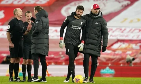 Alisson nói gì với trọng tài khi bị thổi phạt đền