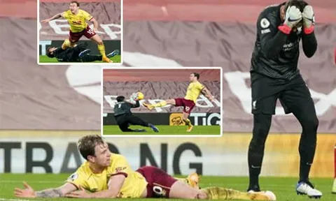 Alisson ôm mặt hối hận sau khi "dâng" cho Burnley quả 11m oan nghiệt