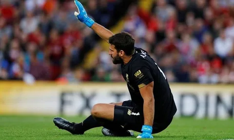 'Nhăn nhó' rời sân, Alisson bắn thông điệp quan trọng tới Liverpool